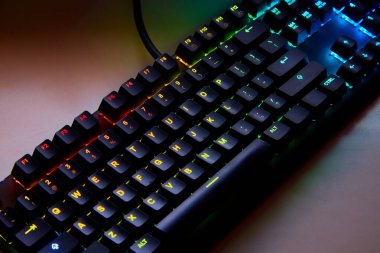 Dokunsal hassasiyet, neon tutum. Klavye çalıyorum. Her anahtar savaş alanı komutu gibi ateşlenir, burası refleks ile RGB 'nin buluştuğu yer. Oynamaya hazır, kazanmak için yaratılmış. Qwerty ABD klavyesi