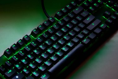 Dokunsal hassasiyet, neon tutum. Klavye çalıyorum. Her anahtar savaş alanı komutu gibi ateşlenir, burası refleks ile RGB 'nin buluştuğu yer. Oynamaya hazır, kazanmak için yaratılmış. Qwerty ABD klavyesi