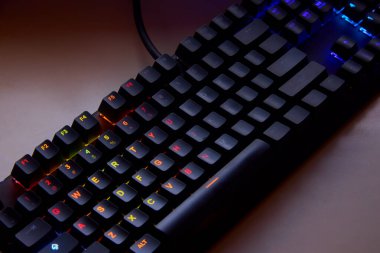 Dokunsal hassasiyet, neon tutum. Klavye çalıyorum. Her anahtar savaş alanı komutu gibi ateşlenir, burası refleks ile RGB 'nin buluştuğu yer. Oynamaya hazır, kazanmak için yaratılmış. Qwerty ABD klavyesi