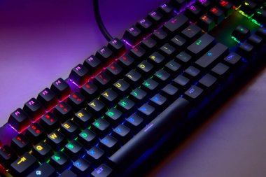 Dokunsal hassasiyet, neon tutum. Klavye çalıyorum. Her anahtar savaş alanı komutu gibi ateşlenir, burası refleks ile RGB 'nin buluştuğu yer. Oynamaya hazır, kazanmak için yaratılmış. Qwerty ABD klavyesi