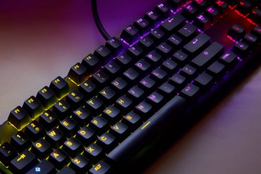 Dokunsal hassasiyet, neon tutum. Klavye çalıyorum. Her anahtar savaş alanı komutu gibi ateşlenir, burası refleks ile RGB 'nin buluştuğu yer. Oynamaya hazır, kazanmak için yaratılmış. Qwerty ABD klavyesi