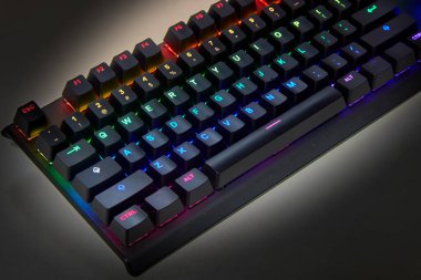 Dokunsal hassasiyet, neon tutum. Klavye çalıyorum. Her anahtar savaş alanı komutu gibi ateşlenir, burası refleks ile RGB 'nin buluştuğu yer. Oynamaya hazır, kazanmak için yaratılmış. Qwerty ABD klavyesi