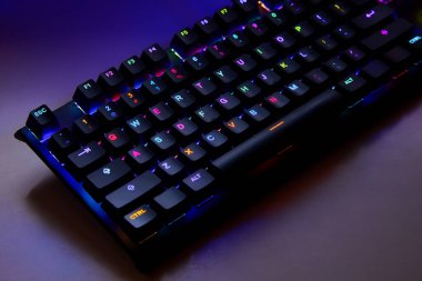 Dokunsal hassasiyet, neon tutum. Klavye çalıyorum. Her anahtar savaş alanı komutu gibi ateşlenir, burası refleks ile RGB 'nin buluştuğu yer. Oynamaya hazır, kazanmak için yaratılmış. Qwerty ABD klavyesi