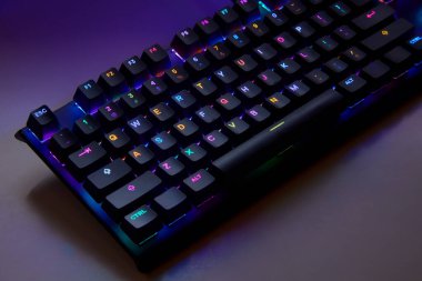 Dokunsal hassasiyet, neon tutum. Klavye çalıyorum. Her anahtar savaş alanı komutu gibi ateşlenir, burası refleks ile RGB 'nin buluştuğu yer. Oynamaya hazır, kazanmak için yaratılmış. Qwerty ABD klavyesi