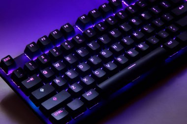 Dokunsal hassasiyet, neon tutum. Klavye çalıyorum. Her anahtar savaş alanı komutu gibi ateşlenir, burası refleks ile RGB 'nin buluştuğu yer. Oynamaya hazır, kazanmak için yaratılmış. Qwerty ABD klavyesi