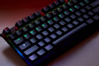 Dokunsal hassasiyet, neon tutum. Klavye çalıyorum. Her anahtar savaş alanı komutu gibi ateşlenir, burası refleks ile RGB 'nin buluştuğu yer. Oynamaya hazır, kazanmak için yaratılmış. Qwerty ABD klavyesi