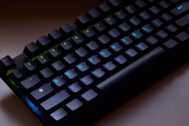 Dokunsal hassasiyet, neon tutum. Klavye çalıyorum. Her anahtar savaş alanı komutu gibi ateşlenir, burası refleks ile RGB 'nin buluştuğu yer. Oynamaya hazır, kazanmak için yaratılmış. Qwerty ABD klavyesi