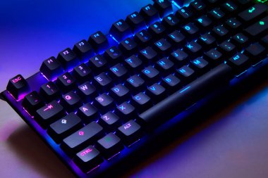 Dokunsal hassasiyet, neon tutum. Klavye çalıyorum. Her anahtar savaş alanı komutu gibi ateşlenir, burası refleks ile RGB 'nin buluştuğu yer. Oynamaya hazır, kazanmak için yaratılmış. Qwerty ABD klavyesi