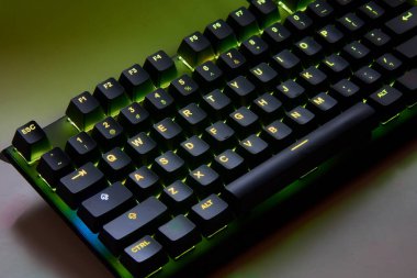 Dokunsal hassasiyet, neon tutum. Klavye çalıyorum. Her anahtar savaş alanı komutu gibi ateşlenir, burası refleks ile RGB 'nin buluştuğu yer. Oynamaya hazır, kazanmak için yaratılmış. Qwerty ABD klavyesi