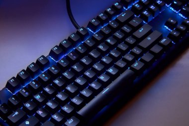 Dokunsal hassasiyet, neon tutum. Klavye çalıyorum. Her anahtar savaş alanı komutu gibi ateşlenir, burası refleks ile RGB 'nin buluştuğu yer. Oynamaya hazır, kazanmak için yaratılmış. Qwerty ABD klavyesi