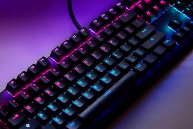 Dokunsal hassasiyet, neon tutum. Klavye çalıyorum. Her anahtar savaş alanı komutu gibi ateşlenir, burası refleks ile RGB 'nin buluştuğu yer. Oynamaya hazır, kazanmak için yaratılmış. Qwerty ABD klavyesi