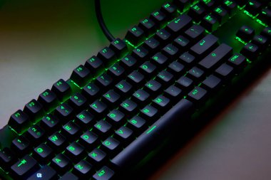 Dokunsal hassasiyet, neon tutum. Klavye çalıyorum. Her anahtar savaş alanı komutu gibi ateşlenir, burası refleks ile RGB 'nin buluştuğu yer. Oynamaya hazır, kazanmak için yaratılmış. Qwerty ABD klavyesi