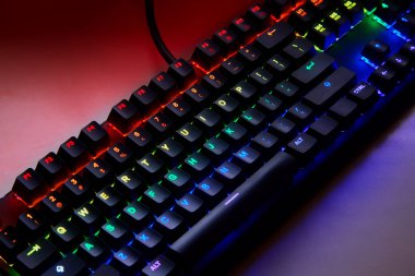 Dokunsal hassasiyet, neon tutum. Klavye çalıyorum. Her anahtar savaş alanı komutu gibi ateşlenir, burası refleks ile RGB 'nin buluştuğu yer. Oynamaya hazır, kazanmak için yaratılmış. Qwerty ABD klavyesi