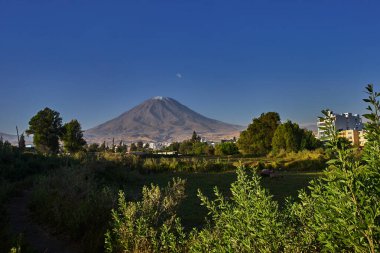 Arka planda yanardağ sisi, Chachani ve Pichu Pichu olan Arequipa yakınlarındaki tarım arazileri.