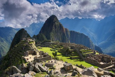 And Dağları 'nın tepelerine tünemiş Machu Picchu İnka medeniyetinin görkeminin bir kanıtı olarak duruyor. Sisli tepeler ve yemyeşil yeşilliklerle çevrili bu antik harikalar saygı ve saygı uyandırır.