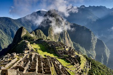 And Dağları 'nın tepelerine tünemiş Machu Picchu İnka medeniyetinin görkeminin bir kanıtı olarak duruyor. Sisli tepeler ve yemyeşil yeşilliklerle çevrili bu antik harikalar saygı ve saygı uyandırır.