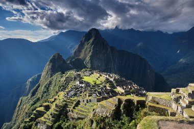 And Dağları 'nın tepelerine tünemiş Machu Picchu İnka medeniyetinin görkeminin bir kanıtı olarak duruyor. Sisli tepeler ve yemyeşil yeşilliklerle çevrili bu antik harikalar saygı ve saygı uyandırır.