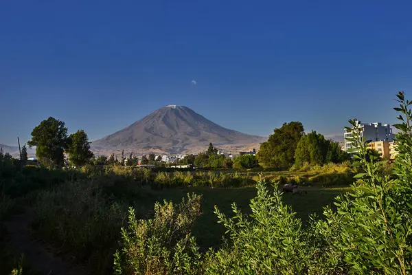 Arka planda yanardağ sisi, Chachani ve Pichu Pichu olan Arequipa yakınlarındaki tarım arazileri.