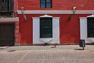 Limas 'ın tarihi merkezinde koloni balkonları ve süslü pencereler asırlardır süren zarafetin, geleneğin ve kültürel mirasın sessiz tanıkları olarak duruyor. PERU