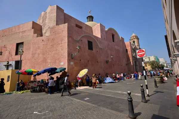 Limawhere 'in kalbinde bir mimari mücevher koloni cepheleri, oyulmuş balkonlar ve zamansız simetri zarafet ve ruhla inşa edilmiş bir şehrin ihtişamını yansıtır..
