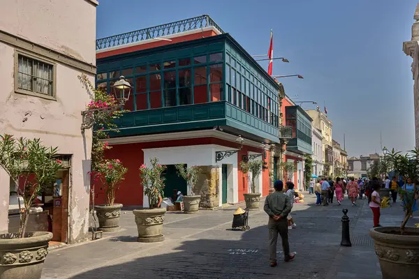 Limawhere 'in kalbinde bir mimari mücevher koloni cepheleri, oyulmuş balkonlar ve zamansız simetri zarafet ve ruhla inşa edilmiş bir şehrin ihtişamını yansıtır..