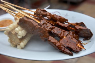 Lima stili antiticucholar gelenek ve kalple kızartılmış olarak hayata dönerler. Peru lezzetinin ruhunu yakalayan bir sokak yemeği klasiği..