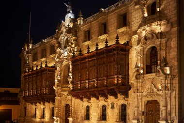 Cesur ve zamansız olan Lima Katedrali, Plaza de Armasits 'in üzerinden yükselir. Perus' un sömürge mirasının ve mimari ihtişamının güçlü bir hatırlatıcısıdır..