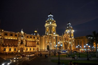 Lima Katedrali, Armasits Meydanı 'na yükseliyor. Perus' un sömürge mirası ve mimari ihtişamının güçlü bir hatırlatıcısı..