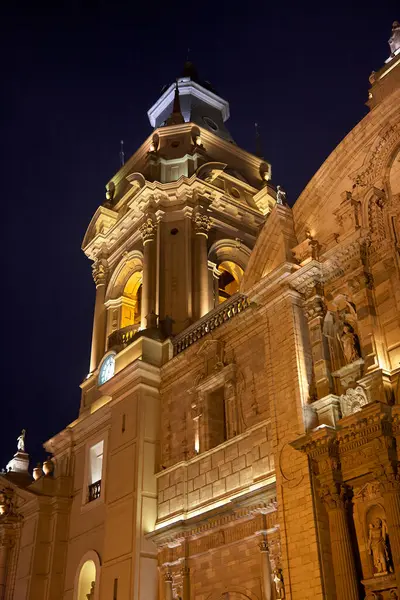 Cesur ve zamansız olan Lima Katedrali, Plaza de Armasits 'in üzerinden yükselir. Perus' un sömürge mirasının ve mimari ihtişamının güçlü bir hatırlatıcısıdır..