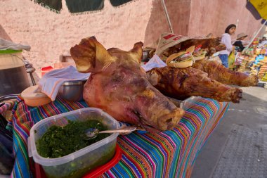 Çıtır çıtır, sulu ve aromalı Limas ikonik chicharrn de chancho bir sokak yemeği şaheseridir.