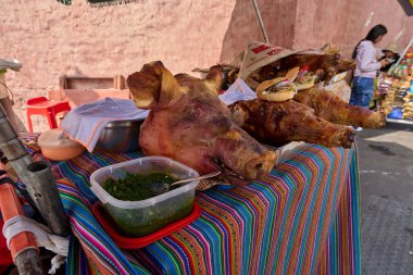 Çıtır çıtır, sulu ve aromalı Limas ikonik chicharrn de chancho bir sokak yemeği şaheseridir.