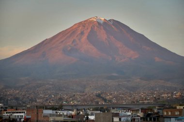 Misti Volcano, Peru 'nun güneyindeki Arequipa yakınlarında bulunan ikonik ve aktif bir stratovolcano. And Dağları 'nın en göze çarpan volkanlarından biridir ve konik şekliyle tanınır..