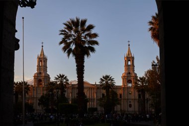 Plaza de Armas 'ın kalbinde gururla duran Arequipa Katedrali, zarafet, tarih ve volkanik ihtişamın simgesi olan sillar taştan yapılmış bir başyapıttır..