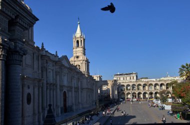 Plaza de Armas 'ın kalbinde gururla duran Arequipa Katedrali, zarafet, tarih ve volkanik ihtişamın simgesi olan sillar taştan yapılmış bir başyapıttır..