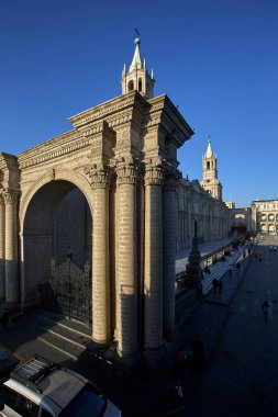 Plaza de Armas 'ın kalbinde gururla duran Arequipa Katedrali, zarafet, tarih ve volkanik ihtişamın simgesi olan sillar taştan yapılmış bir başyapıttır..