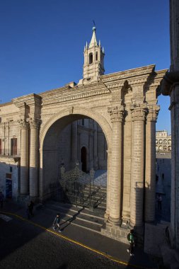Plaza de Armas 'ın kalbinde gururla duran Arequipa Katedrali, zarafet, tarih ve volkanik ihtişamın simgesi olan sillar taştan yapılmış bir başyapıttır..