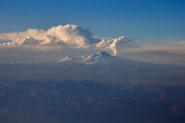 Sigara içen Sabancaya, karlı Ampato Peru 'nun ateşli ve donmuş devleri VOLCANOS ile tanışır.