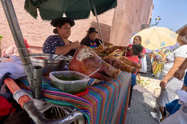 Çıtır çıtır, sulu ve aromalı Limas ikonik chicharrn de chancho bir sokak yemeği şaheseridir.