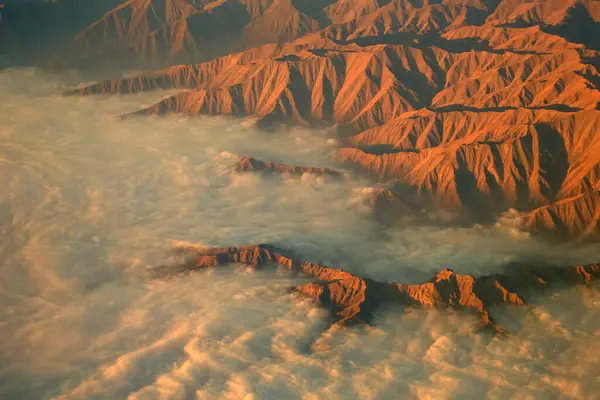 Kıyı sabahı Sis Peru And Dağları üzerinde sürükleniyor