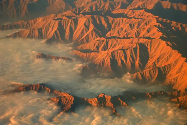 Kıyı sabahı Sis Peru And Dağları üzerinde sürükleniyor