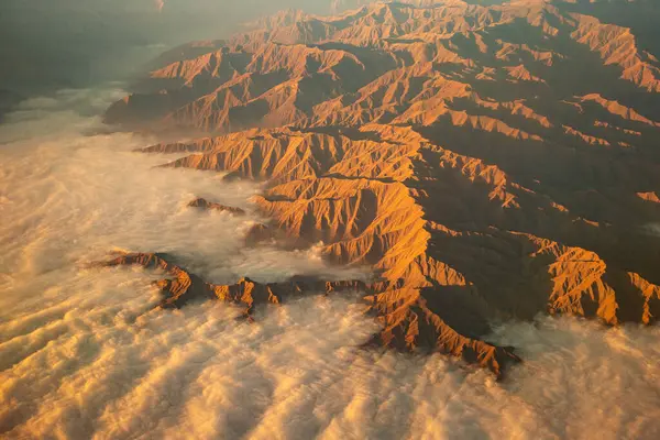 Kıyı sabahı Sis Peru And Dağları üzerinde sürükleniyor