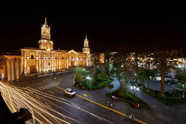 Plaza de Armas 'ın kalbinde gururla duran Arequipa Katedrali, zarafet, tarih ve volkanik ihtişamın simgesi olan sillar taştan yapılmış bir başyapıttır..