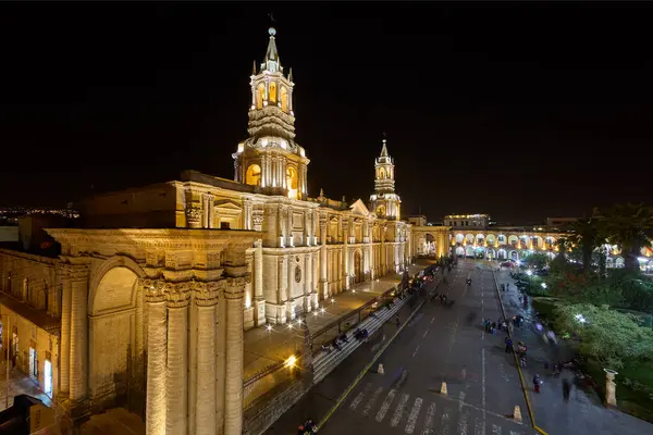 Plaza de Armas 'ın kalbinde gururla duran Arequipa Katedrali, zarafet, tarih ve volkanik ihtişamın simgesi olan sillar taştan yapılmış bir başyapıttır..