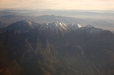 Arequipa 'nın tepelerinde, Chachani' nin karla kaplı yamaçları eski bir nöbetçi gibi nöbet tutuyor. 6057 metrede, bu hareketsiz dev volkanik tarihini pas rengi kaya katmanları halinde takıyor.