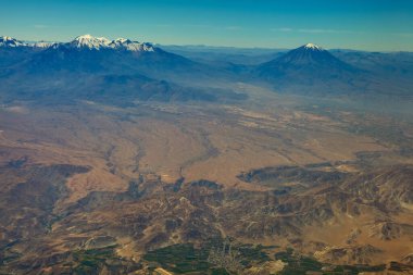 Arequipa 'nın tepelerinde, Chachani' nin karla kaplı yamaçları eski bir nöbetçi gibi nöbet tutuyor. 6057 metrede, bu hareketsiz dev volkanik tarihini pas rengi kaya katmanları halinde takıyor.