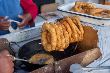 Peru pikaronları genellikle Peru 'da bulunan geleneksel bir tatlıdır. Tatlı patates ve balkabağı hamurundan yapılmış bir donut türüdür. Koyu kahverengi olana kadar kızartılır.