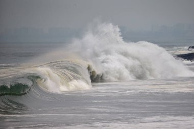 Büyük fırtınalı deniz dalgası. Peru Sahil Hattı - Caplina La Herradura Chorrillos.