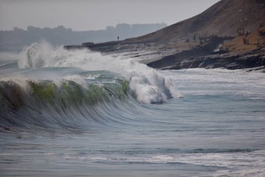 Büyük fırtınalı deniz dalgası. Peru Sahil Hattı - Caplina La Herradura Chorrillos.