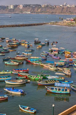Chorrillos 'un sakin sularında balıkçı tekneleri. Lima Peru 