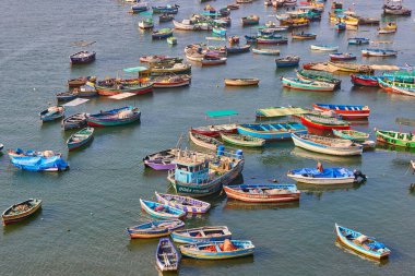 Chorrillos 'un sakin sularında balıkçı tekneleri. Lima Peru 